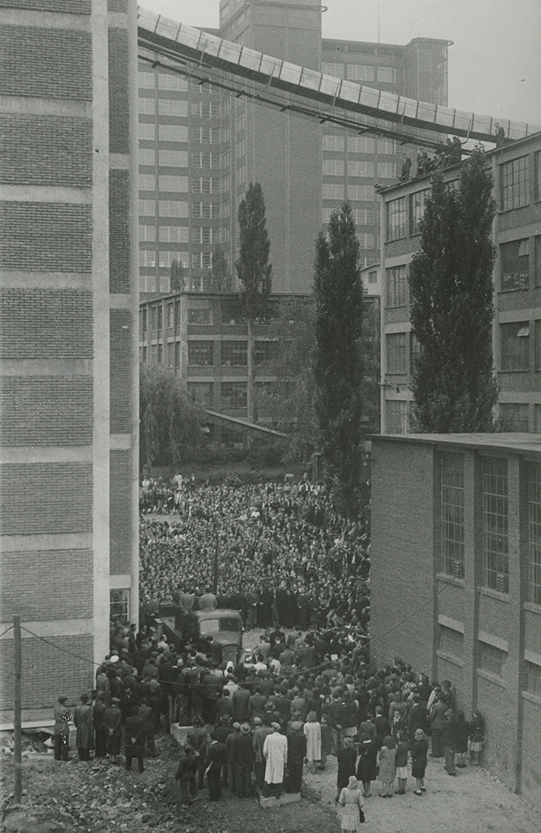 Slavnostní otevření budovy č. 14 v n. p. Baťa 19. července 1948, autor fotografie: Petrůj, zdroj: SOkA Zlín, Sbírka fotografií Zlín, č. NAD: 1294, č. obálky: 14623, poř. č. 38