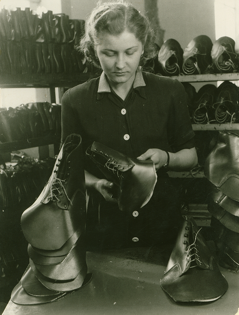 Baťovy závody – Obuvnické dílny: kontrola u skládání hotové obuvi, 1939, autor fotografie: Petrůj, zdroj: SOkA Zlín, Sbírka fotografií Zlín, č. NAD: 1294, č. obálky: 15192