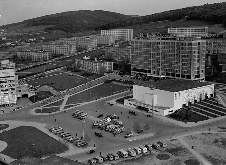 Náměstí Práce a část Náměstí Průkopníků; jeden z pohledů z terasy nové administrativní budovy Baťových závodů, autor fotografie: Josef Vaňhara, zdroj: SOkA Zlín, Sbírka fotografií Zlín, č. NAD: 1294, č. obálky: 5274